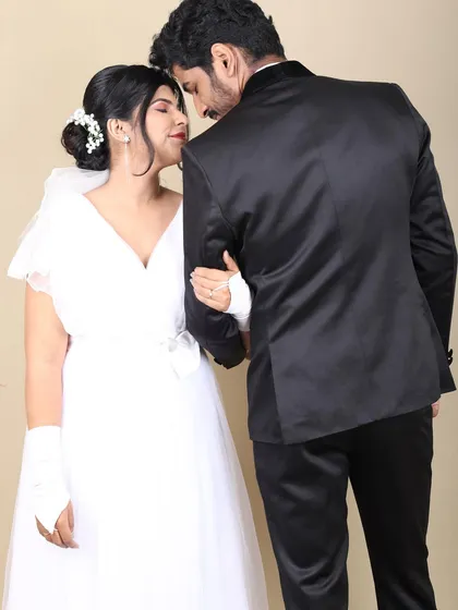 An intimate and romantic shot. The bride's makeup is soft and elegant, with a simple hairstyle that completes the timeless look.