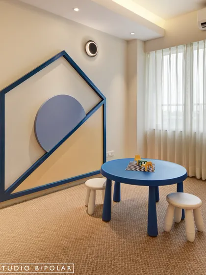 We love adding sculptural elements to kids' rooms. This geometric wall art in blue adds a modern and artistic touch, stimulating creativity and imagination.
