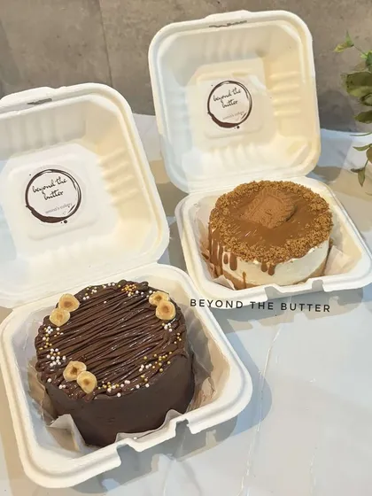 My bento cheesecakes are perfect for a personal treat or a small celebration. Here I have a decadent Nutella Ferrero cheesecake and a creamy Lotus Biscoff cheesecake, both packed with flavor and ready to enjoy.