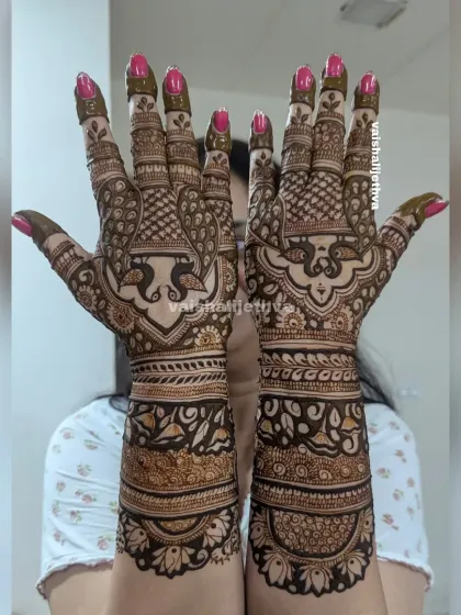 A beautiful back-hand design with peacocks as the main feature. The flowing feathers and surrounding patterns create a graceful and elegant look.