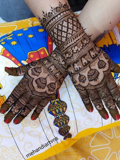 This design showcases classic Indian bridal motifs, including elephants and doli patterns. Our classes ensure you can confidently create these culturally significant and highly requested elements for wedding ceremonies.