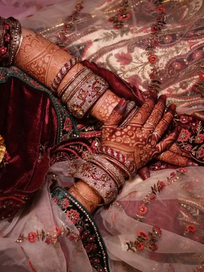 The deep, velvety red of this bridal stain is just breathtaking. It looks so rich against the bride's velvet outfit.