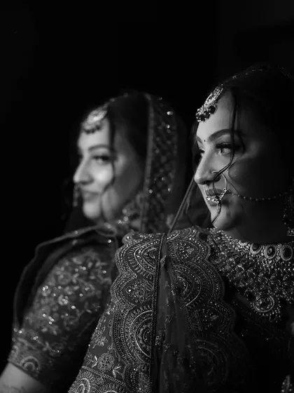 A timeless black and white portrait of a bride. This style of photography highlights the structure and dimension of the makeup, proving that a well-done look is stunning in any light.