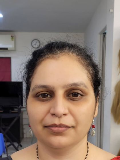 Elegant Makeup for Family & Guests photo 3