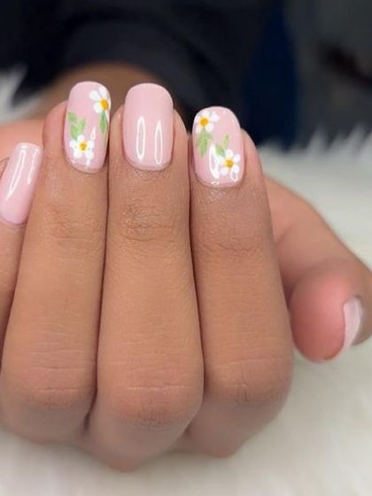 Summer love in a manicure. A soft pink base on natural nails with hand-painted daisies.