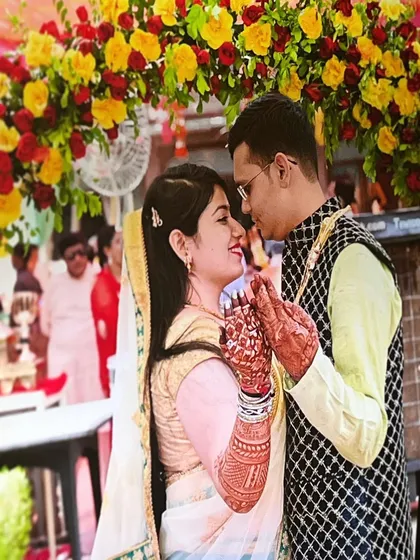 A quiet moment of connection during a Mehendi ceremony. I help couples find their rhythm together, creating simple, heartfelt choreography that feels natural and looks beautiful in photos like this.