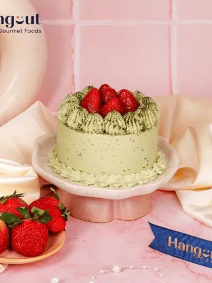 A match(a) made in strawberry heaven. This elegant and irresistible cake combines the earthy flavor of matcha with the sweetness of fresh strawberries for a unique and sophisticated treat.