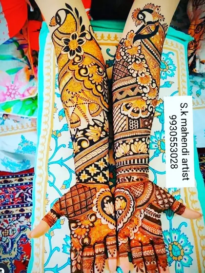 This design has a very artistic feel, with large floral and peacock motifs. The heart shape created by the thumbs is a lovely touch for a bride.