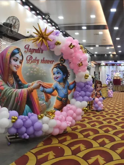 This Krishna-themed entrance was for a grand Dohale Jevan. The custom backdrop, character cutouts, and balloon arch create a welcoming and impressive first look for guests.