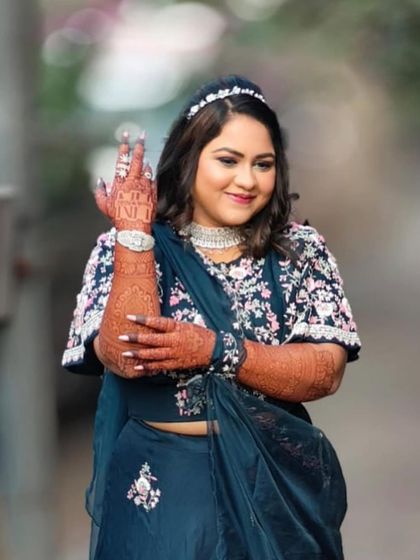 Perfect for a cocktail or engagement party, this client chose a modern American diamond choker and hathphool set to pair with her embroidered navy blue outfit.
