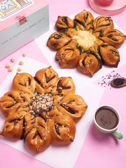 My sweet and savoury snowflake breads are a Christmas favorite. Here are the Nutella Hazelnut and Pesto Cheese versions, ready to be boxed up.