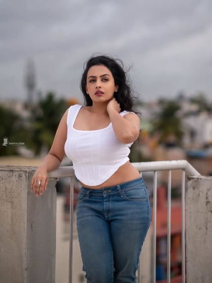 Simple, direct, and powerful. This rooftop portrait uses the open sky and a clean background to create a feeling of freedom and confidence, perfect for a casual yet impactful look.