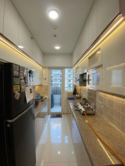 This view of the parallel kitchen shows how we can create a functional and spacious-feeling cooking area even in a narrow layout.