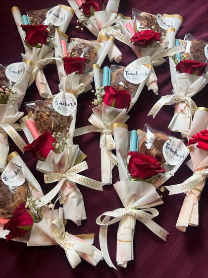 These are the mini bouquets I made for Teacher's Day. Each one includes a fresh rose, a cookie, and a pen, all wrapped up with a custom ribbon.