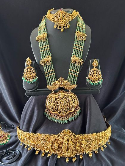 This version of the set features a different style of choker, allowing you to customize your bridal look. You can mix and match pieces to perfectly suit your saree.