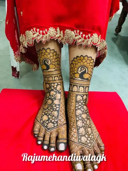 Your feet deserve the same attention as your hands. This is a bridal foot mehendi with matching peacock designs, which are a symbol of grace and beauty. The patterns are detailed and create a complete look.