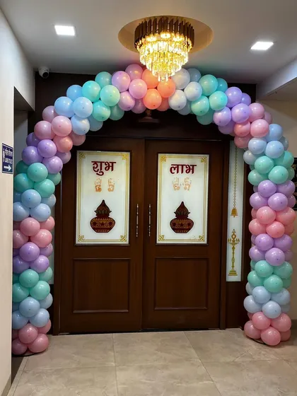 A simple and elegant pastel balloon arch at the entrance to a princess-themed party, welcoming guests to the celebration.