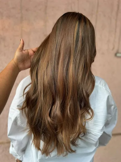 This angle shows the seamless transition of the 'Mochaccino' color. It's a perfect non-bleach option for a soft and natural look.