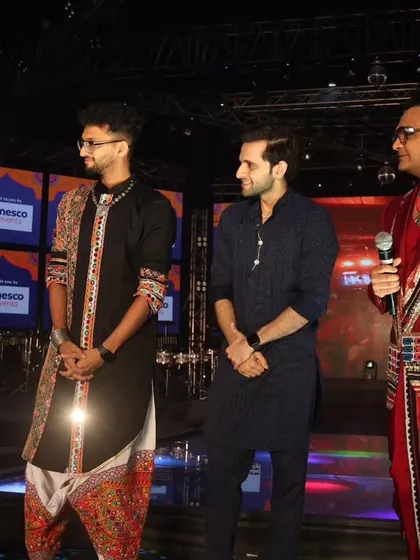 Interacting with the Funcho boys and Parthiv Gohil, a moment of lighthearted entertainment.