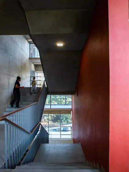The main staircase at the JSW School of Public Policy at IIM Ahmedabad is more than just a means of vertical circulation. It is a grand social condenser, a place for informal meetings and chance encounters that are vital to academic life.