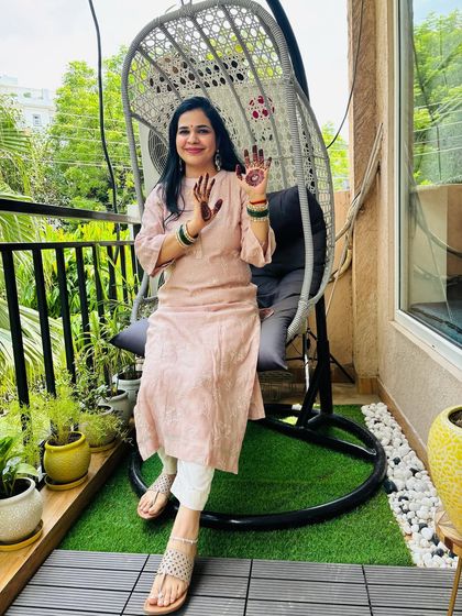 Happy Hariyali Teej! Here I am, all dressed up in a simple pink kurta, showing off my mehndi. This festival is all about celebrating love and nature, and I love embracing the traditions with green bangles and a simple, comfortable outfit.