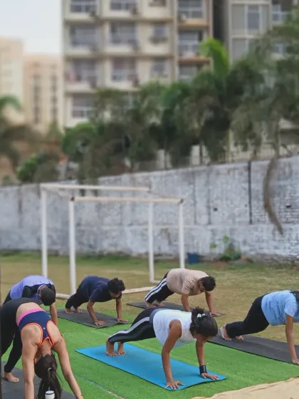 Our outdoor flexibility and mobility sessions are a great way to start the day. Here, members work on plank variations to build core strength and stability.