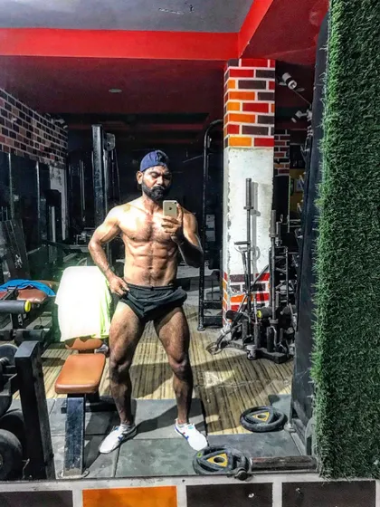 Is it good? A full-body mirror selfie showing my overall condition.