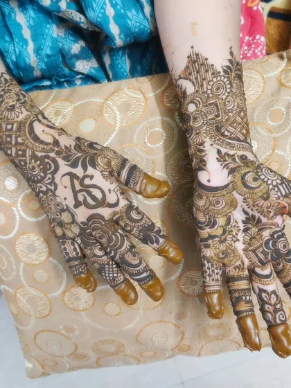 Another beautiful example of personalized mehendi with the initials 'RS' taking center stage. The rest of the design is built around it with florals and traditional patterns.