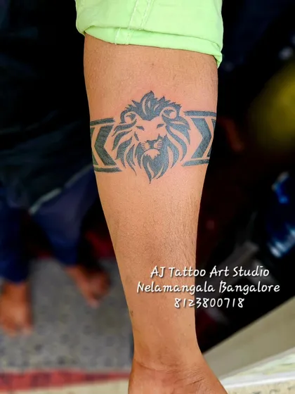 A finished lion head armband with a geometric pattern on either side.