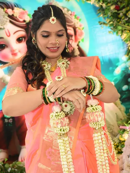 The delicate haath phool (hand harness) is a key part of the baby shower set. This piece is made from jasmine buds and light pink flowers, designed to be comfortable and beautiful.