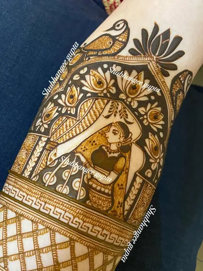 This bridal arm band features a bride being carried in a palanquin, or doli. This is a very traditional and emotional scene from Indian weddings, and I love capturing it in henna.
