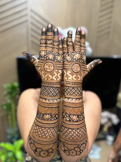A dark-stained version of the full bridal backhand design.