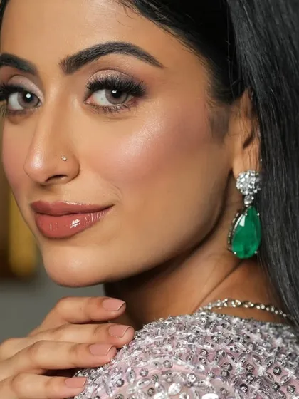 This is my signature "no-makeup makeup" look. It’s all about achieving that dewy, glass-skin finish with soft contouring, glossy lips, and subtly defined eyes, perfect for a sophisticated party look.