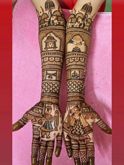 A classic bride and groom design, with the figures on the palms and traditional wedding motifs like the doli and elephants on the arms.