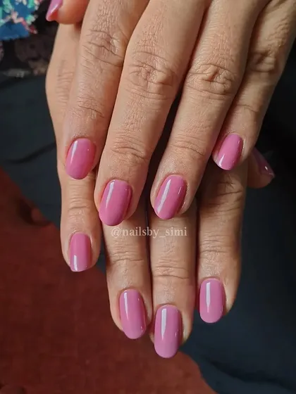 Natural nails supremacy! A perfect application of a beautiful pink gel polish on short, natural nails.