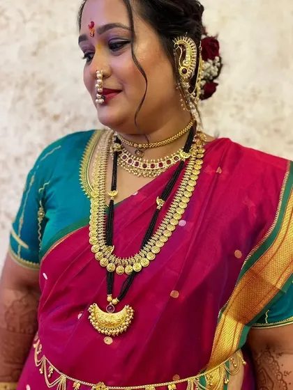 I take great pride in creating authentic Maharashtrian bridal looks. This beautiful bride is wearing a traditional set featuring a classic choker and a long coin necklace, perfectly capturing the essence of Marathi heritage.