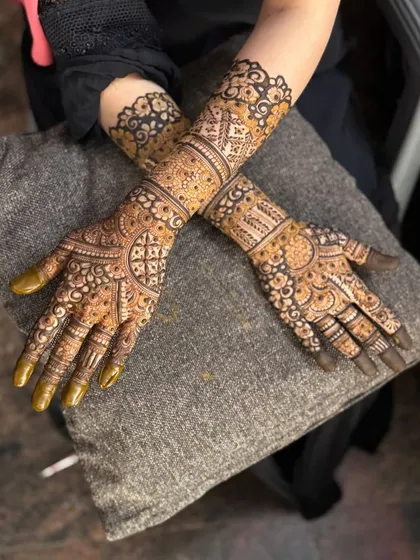 A beautiful example of a full coverage design, with both hands displayed.