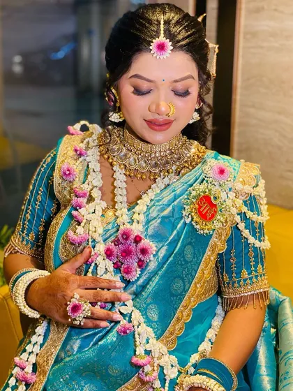 This close-up shows a beautiful pink and white floral jewellery set I made for a baby shower. The intricate details on the necklace and maang tikka are designed to stand out.