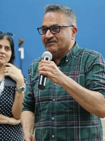 An organizer speaks to the audience during the tournament. Clear communication and engagement with participants are central to our management style.