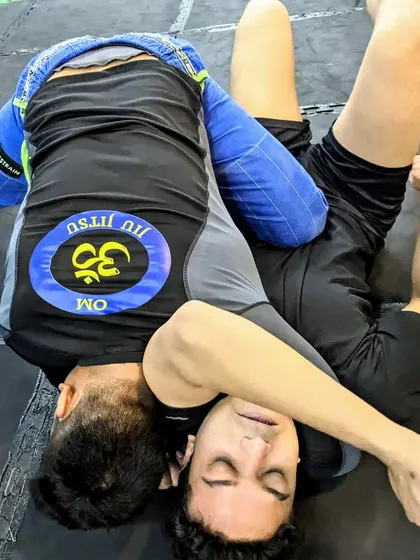 The effectiveness of a technique depends on practice, not just power. Here, we are drilling a triangle choke setup, focusing on the small details that make the submission work.