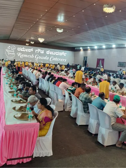Our staff, identifiable in their uniforms, ensures a systematic and hygienic service. Here you can see them managing a large crowd during a wedding lunch.