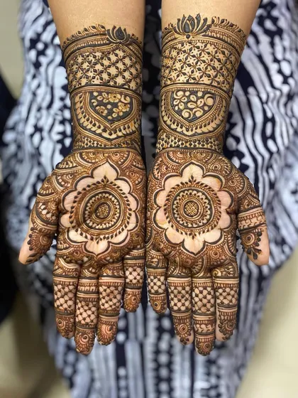 A beautiful bridal design featuring matching mandalas on both palms. The symmetry is so pleasing to the eye.