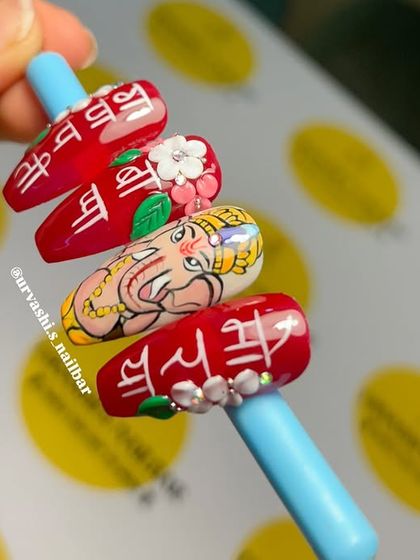 A tribute to the remover of obstacles. This Ganpati festival set features a detailed hand-painted portrait of Ganesha, along with "Ganpati Bappa Morya" written in Devanagari script and adorned with 3D flowers.