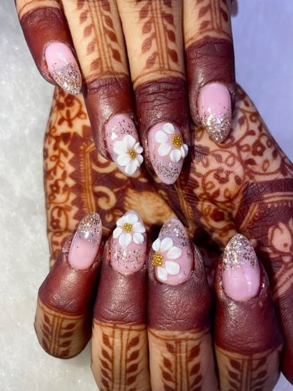 A close-up of a bridal set that combines soft pink, silver glitter, and delicate 3D daisies. This design is perfect for a spring or summer wedding, adding a touch of fresh, floral romance.