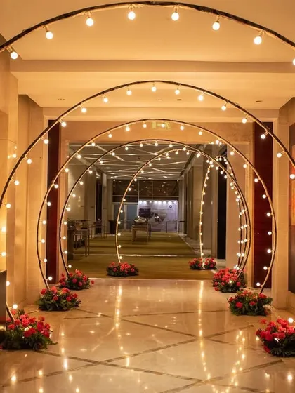 Sometimes, elegance is all about simplicity. This enchanting entrance for a sangeet, with its series of warm bulb arches, created a classy and welcoming pathway for guests, proving that less can truly be more.