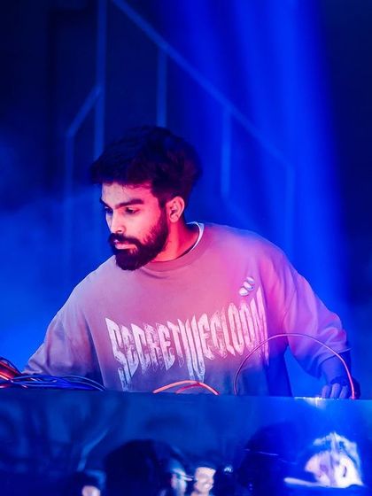 Another shot from my Sunburn set, focused on my laptop and mixer under the cool blue lights.