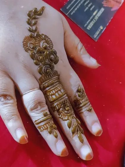 This design combines a detailed finger pattern with delicate accents on the other fingers.