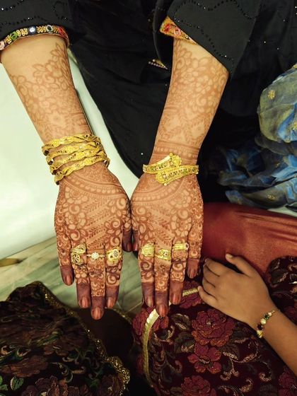 Obsessed with this stain. The rich color looks stunning with the gold bangles.