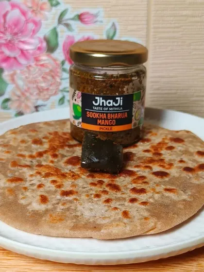 A tempting combination of a hot, flaky paratha topped with a piece of our Sookha Bharua Mango pickle. A classic and beloved pairing.