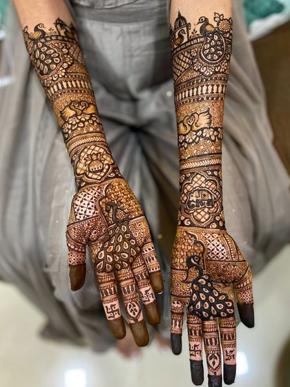 A classic design with peacocks as the central theme, both on the palms and the arms, surrounded by traditional filler patterns.